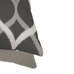 Almofada-de-Chao-Quadrada-Ikat-Curvas-Branco-e-Cinza-I